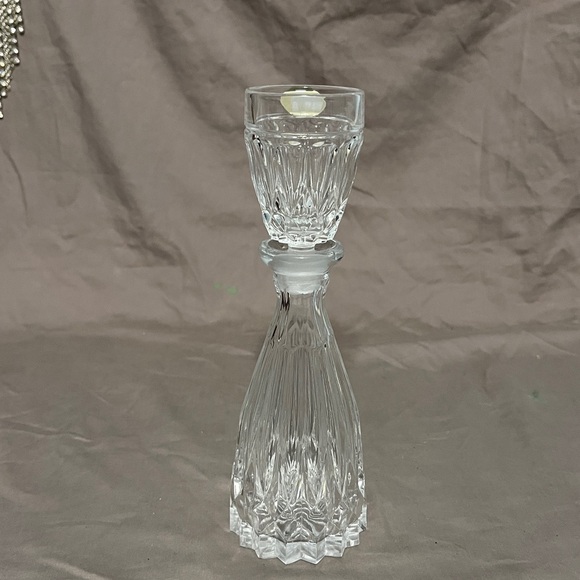 Bohemia crystal small cut glass decanter with a small crystal cup as a stopper. - Picture 3 of 10